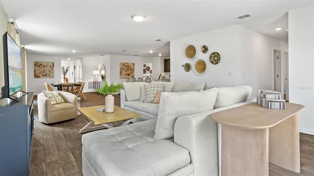 Activo con contrato: $354,990 (4 camas, 2 baños, 2113 Pies cuadrados)