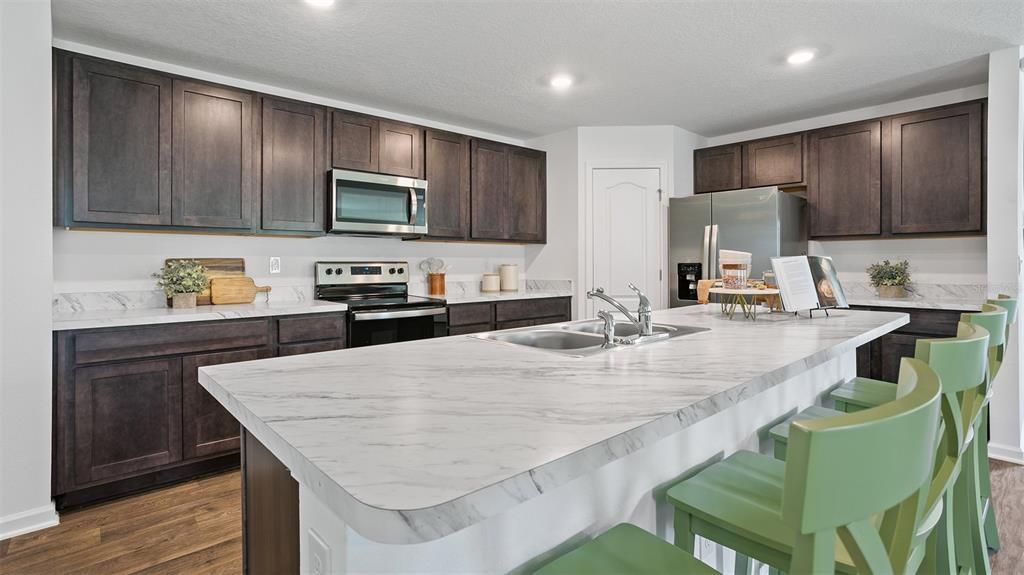 Activo con contrato: $354,990 (4 camas, 2 baños, 2113 Pies cuadrados)