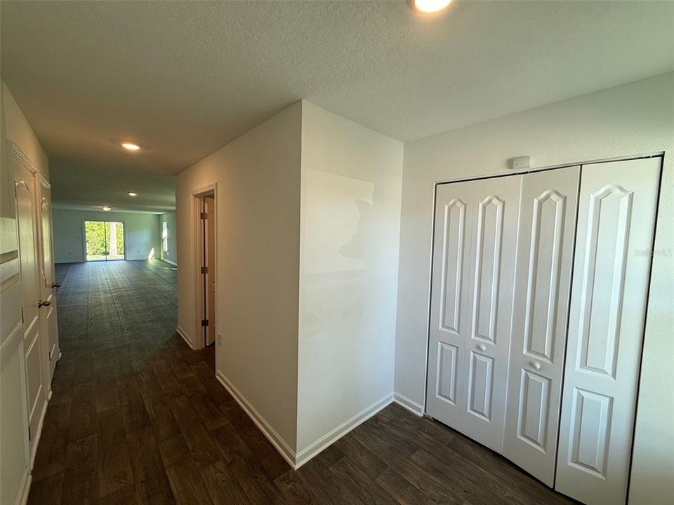 Activo con contrato: $354,990 (4 camas, 2 baños, 2113 Pies cuadrados)