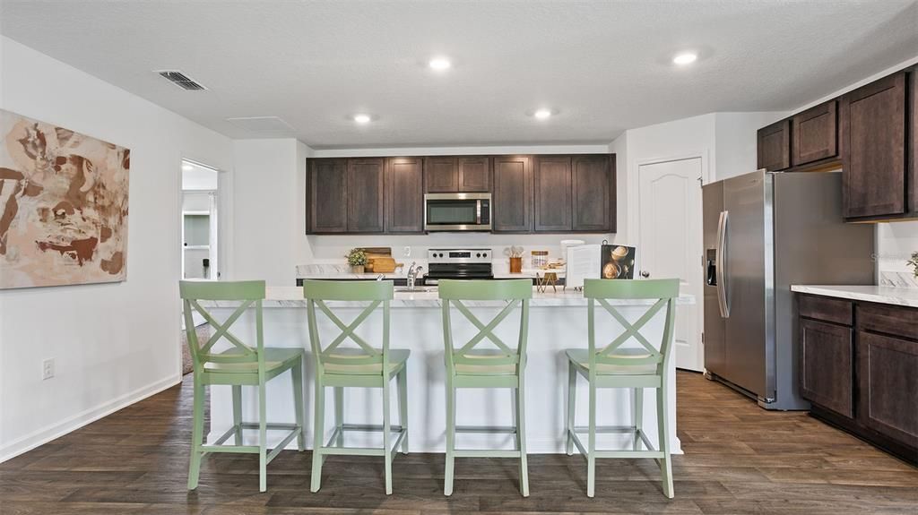 Activo con contrato: $354,990 (4 camas, 2 baños, 2113 Pies cuadrados)