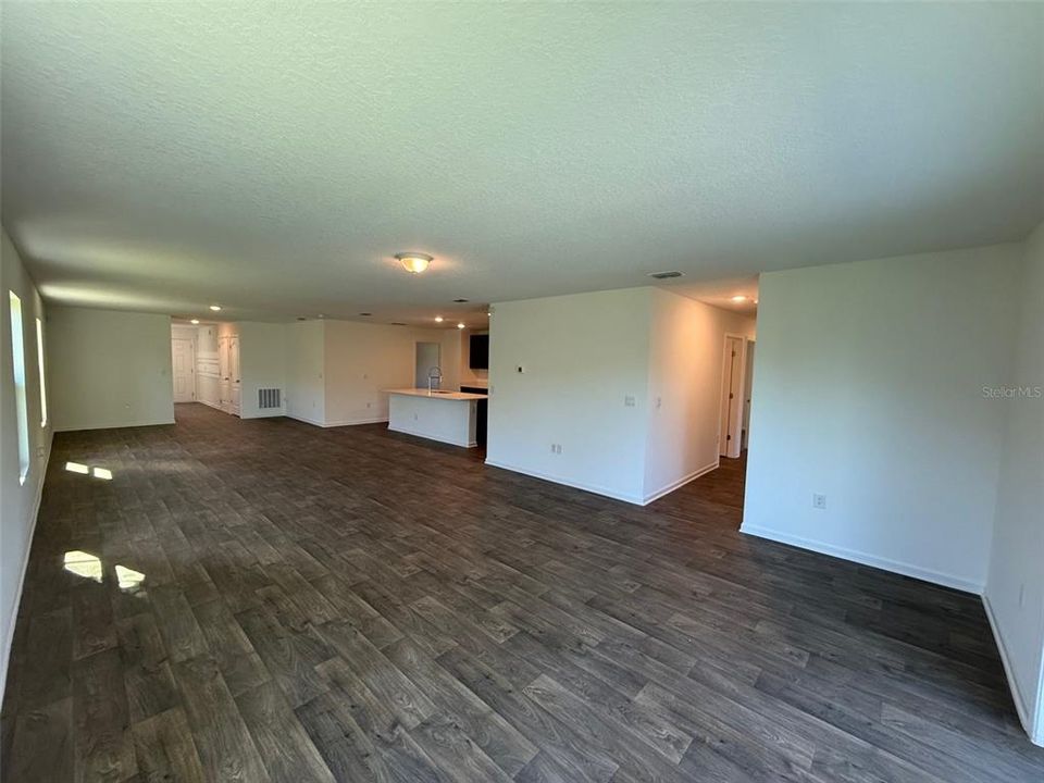 Activo con contrato: $354,990 (4 camas, 2 baños, 2113 Pies cuadrados)