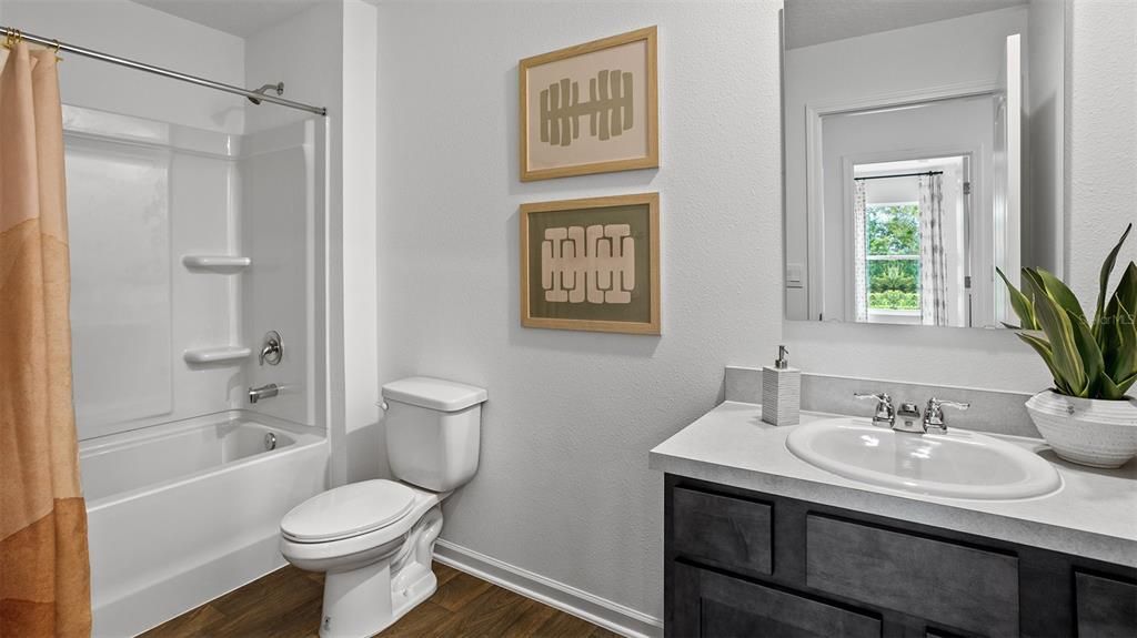 Activo con contrato: $354,990 (4 camas, 2 baños, 2113 Pies cuadrados)