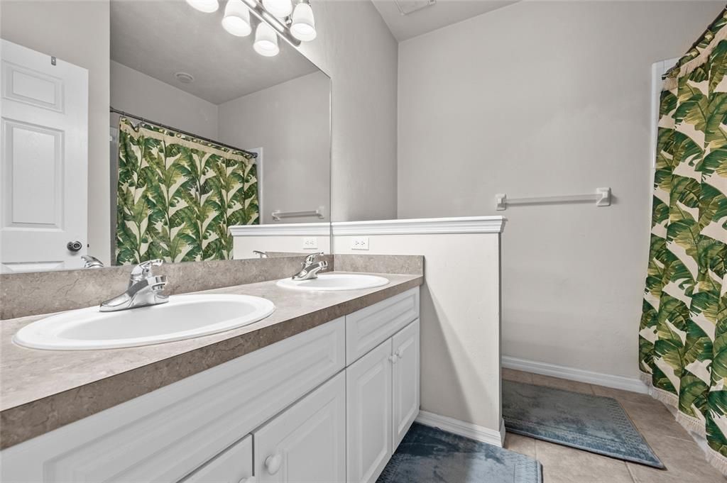 待售: $255,000 (2 贝兹, 2 浴室, 1207 平方英尺)