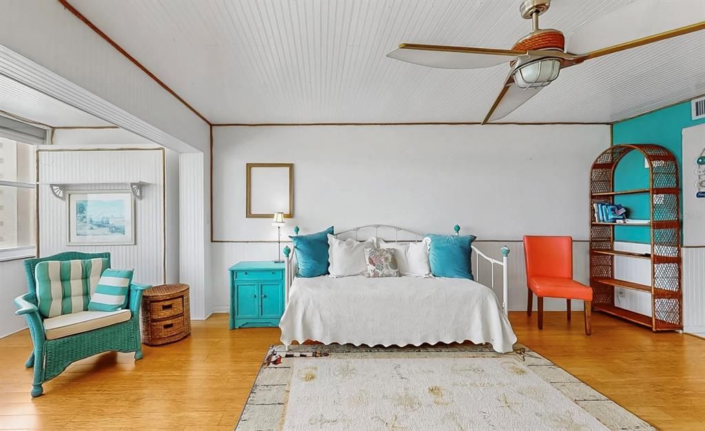 Под контрактом: $125,000 (0 спален, 1 ванн, 530 Квадратных фут)