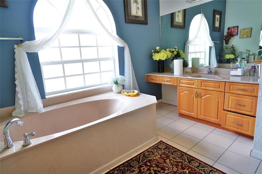 En Renta: $2,300 (3 camas, 2 baños, 2273 Pies cuadrados)