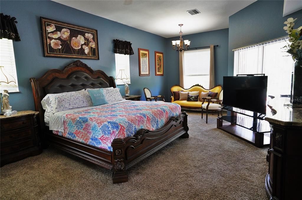 En Renta: $2,300 (3 camas, 2 baños, 2273 Pies cuadrados)