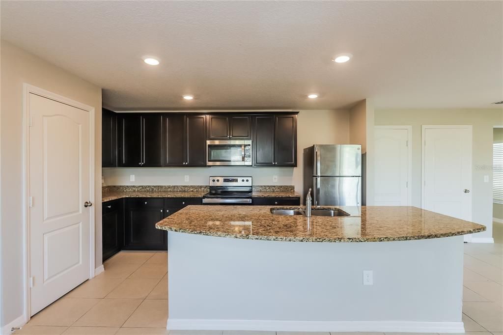 For Rent: $2,055 (4 beds, 2 baths, 1880 Square Feet)