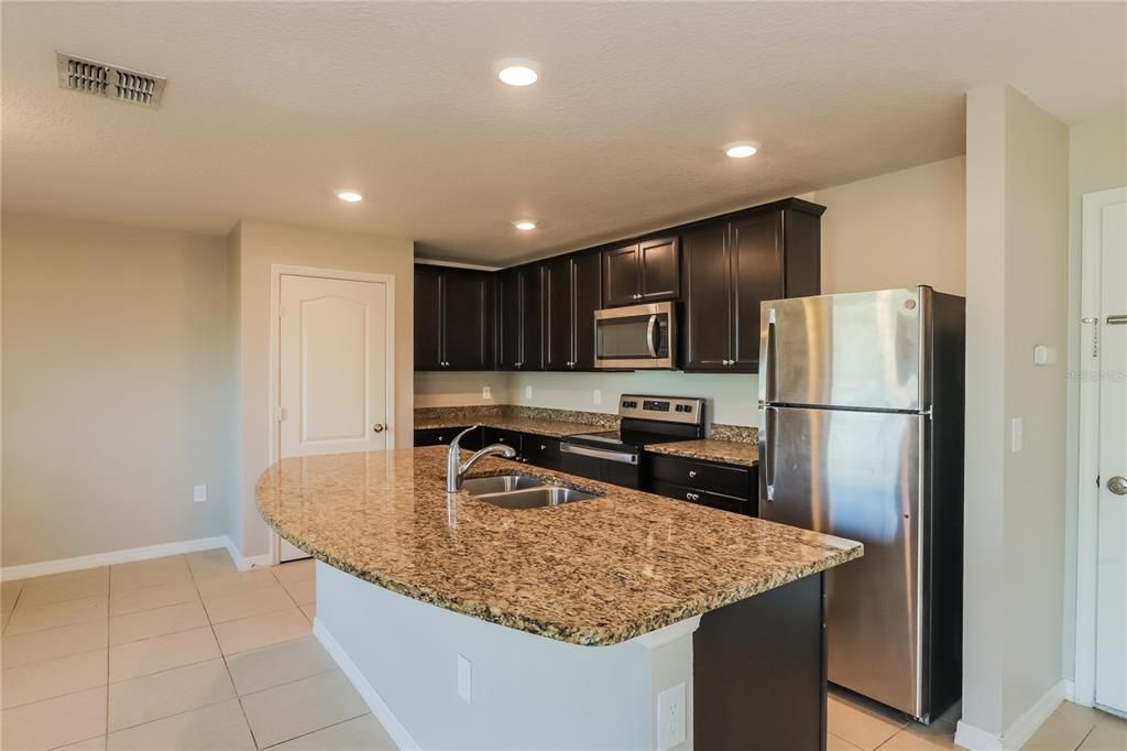 For Rent: $2,055 (4 beds, 2 baths, 1880 Square Feet)