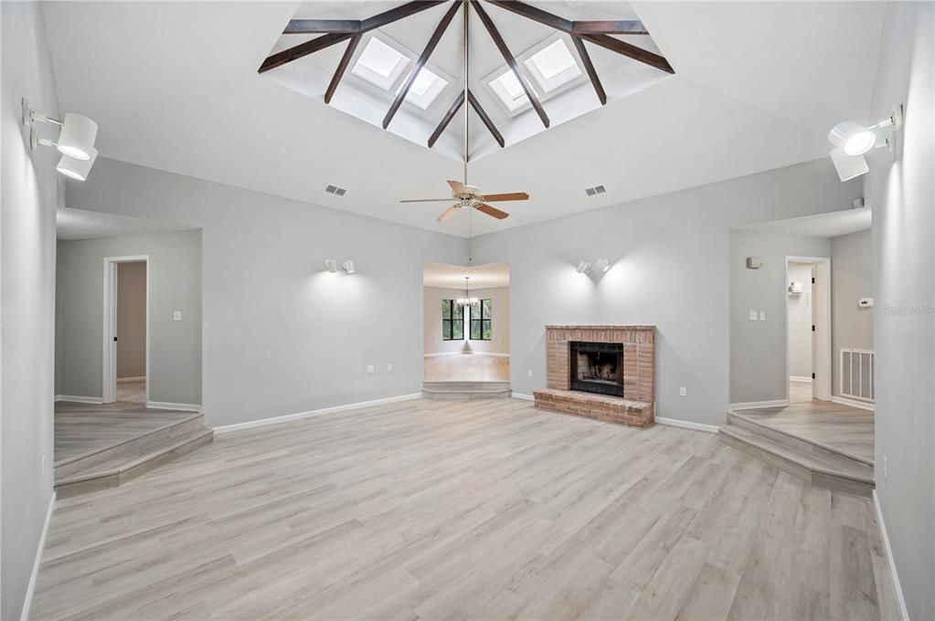 En Venta: $439,950 (5 camas, 3 baños, 2346 Pies cuadrados)