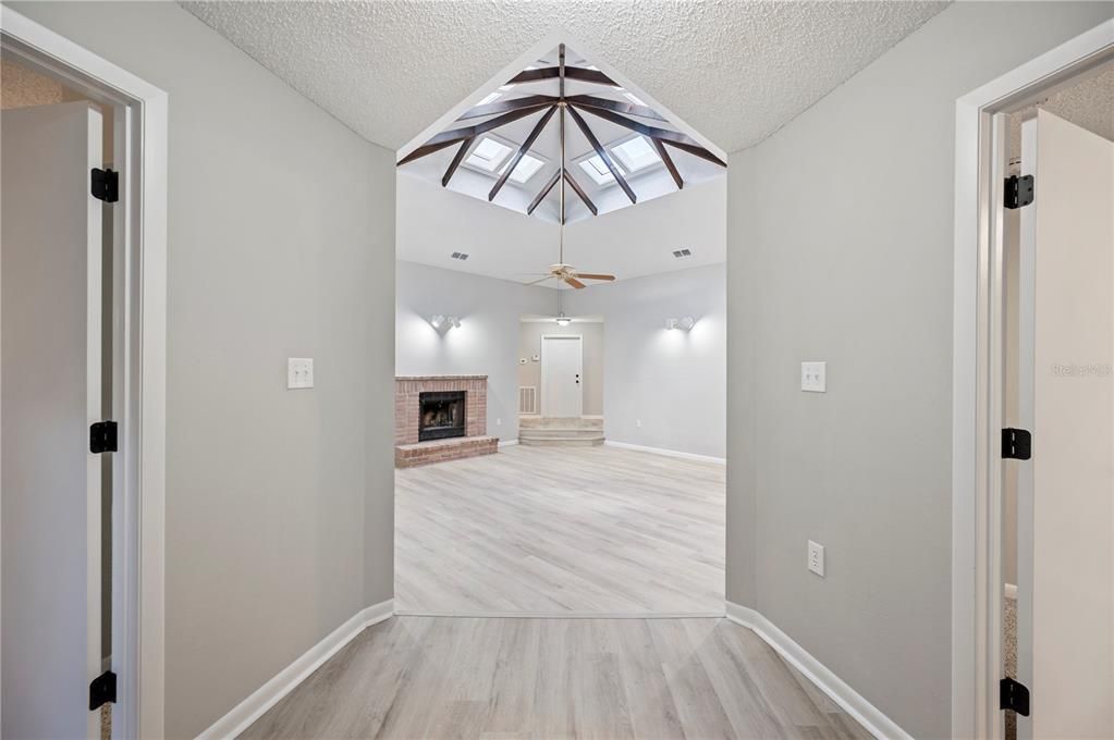 En Venta: $439,950 (5 camas, 3 baños, 2346 Pies cuadrados)