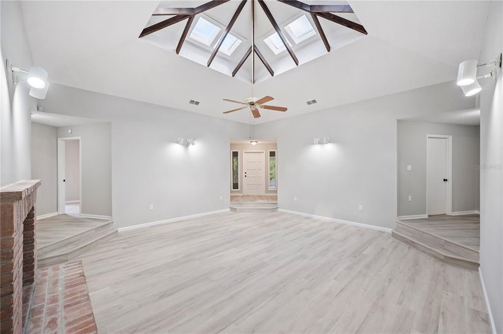 En Venta: $439,950 (5 camas, 3 baños, 2346 Pies cuadrados)