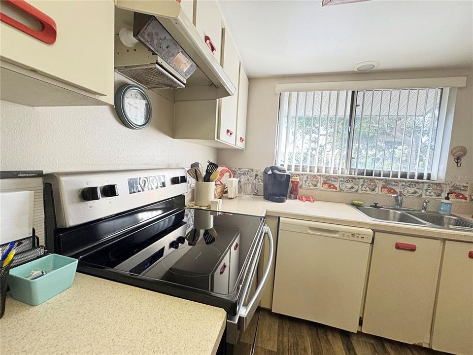 Под контрактом: $299,500 (2 спален, 2 ванн, 1100 Квадратных фут)