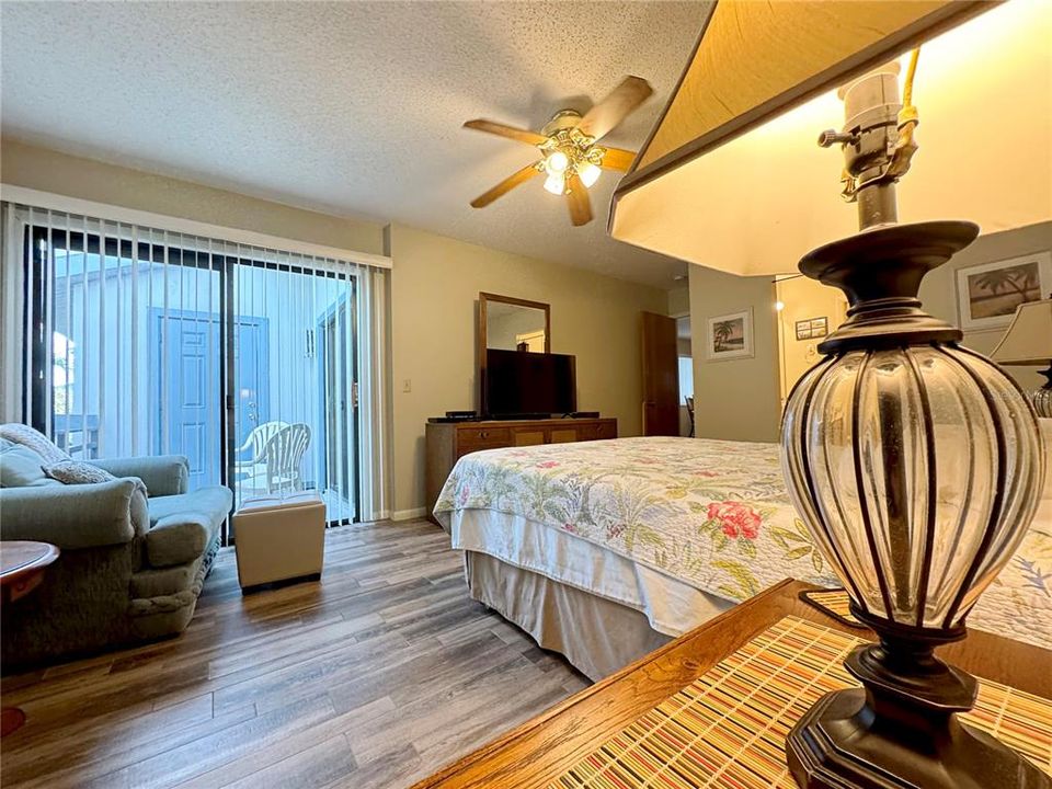 Под контрактом: $299,500 (2 спален, 2 ванн, 1100 Квадратных фут)