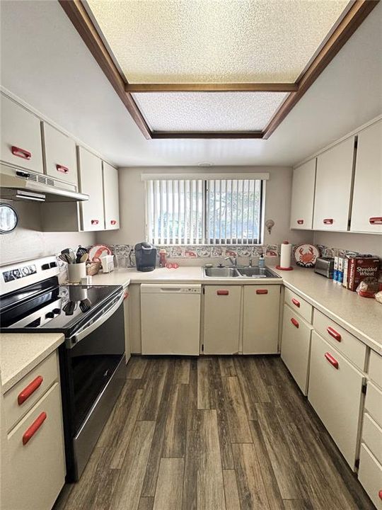 Под контрактом: $299,500 (2 спален, 2 ванн, 1100 Квадратных фут)