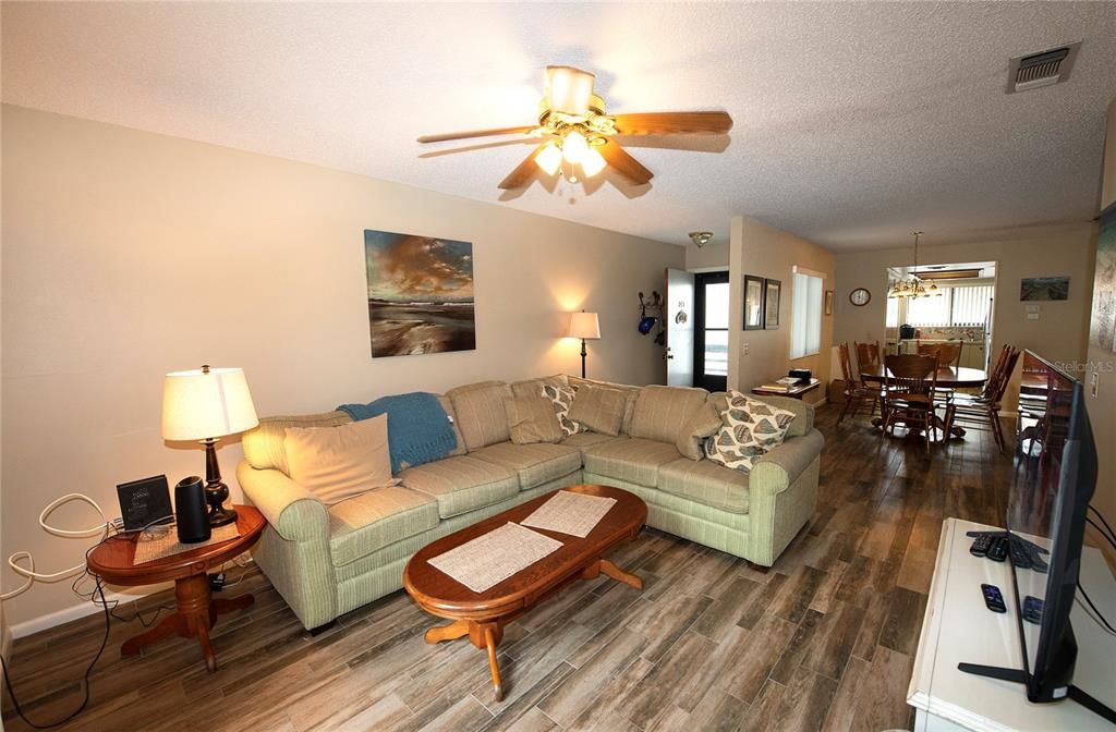 Под контрактом: $299,500 (2 спален, 2 ванн, 1100 Квадратных фут)