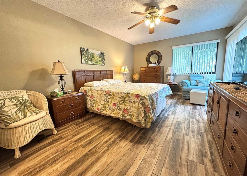 Под контрактом: $299,500 (2 спален, 2 ванн, 1100 Квадратных фут)