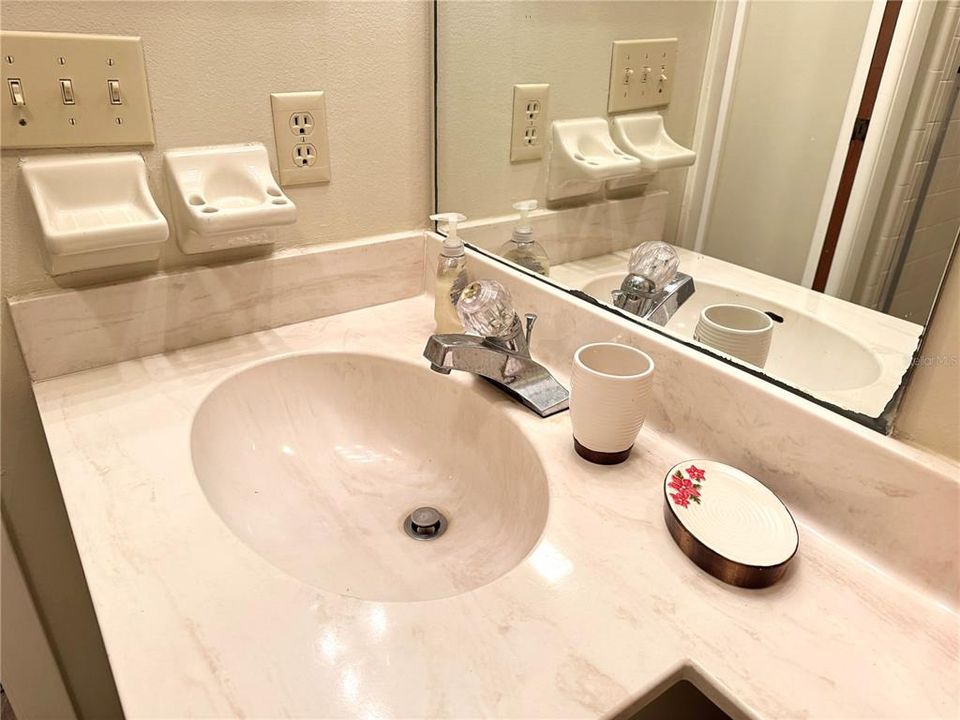 Под контрактом: $299,500 (2 спален, 2 ванн, 1100 Квадратных фут)