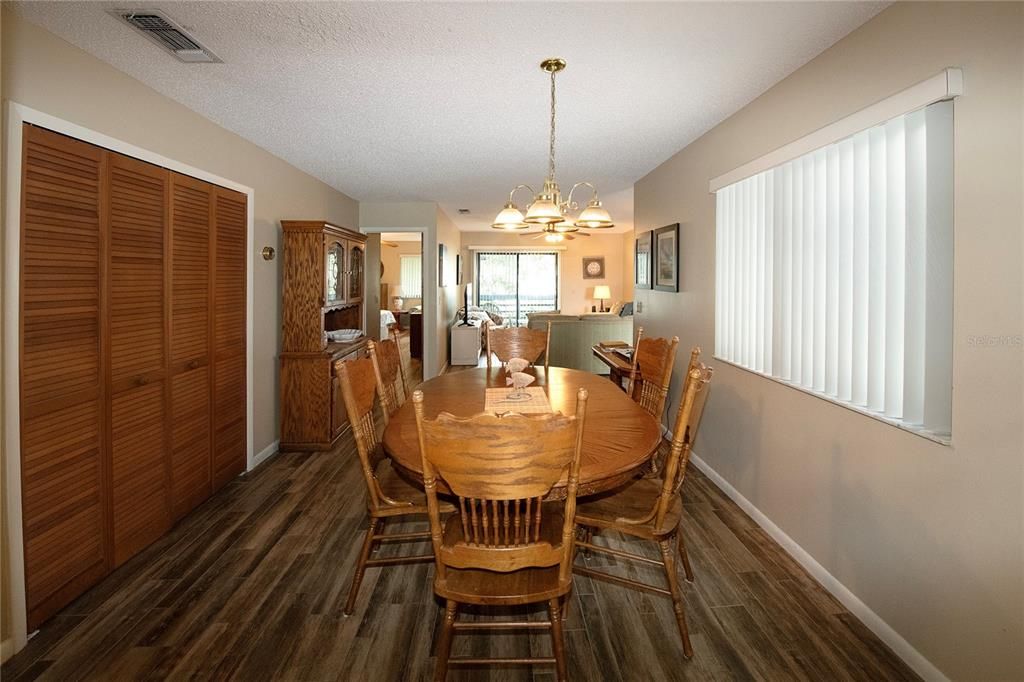 Под контрактом: $299,500 (2 спален, 2 ванн, 1100 Квадратных фут)