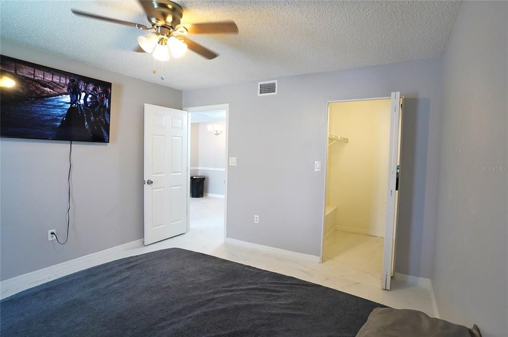 Active With Contract: $174,500 (2 beds, 2 baths, 916 Square Feet)