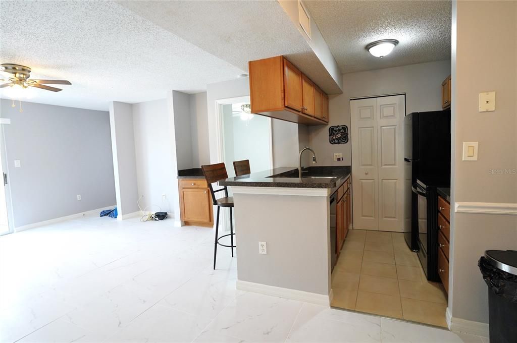 Active With Contract: $174,500 (2 beds, 2 baths, 916 Square Feet)