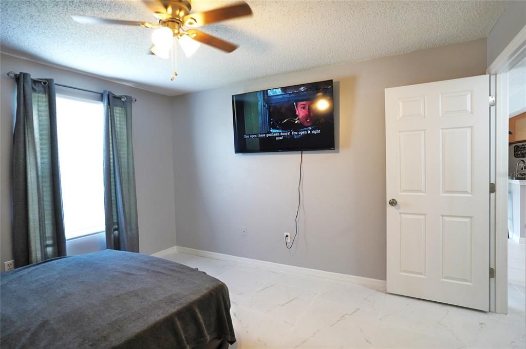 Active With Contract: $174,500 (2 beds, 2 baths, 916 Square Feet)