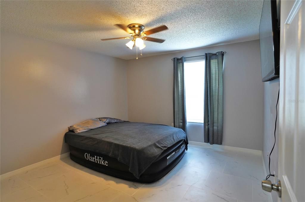 Active With Contract: $174,500 (2 beds, 2 baths, 916 Square Feet)