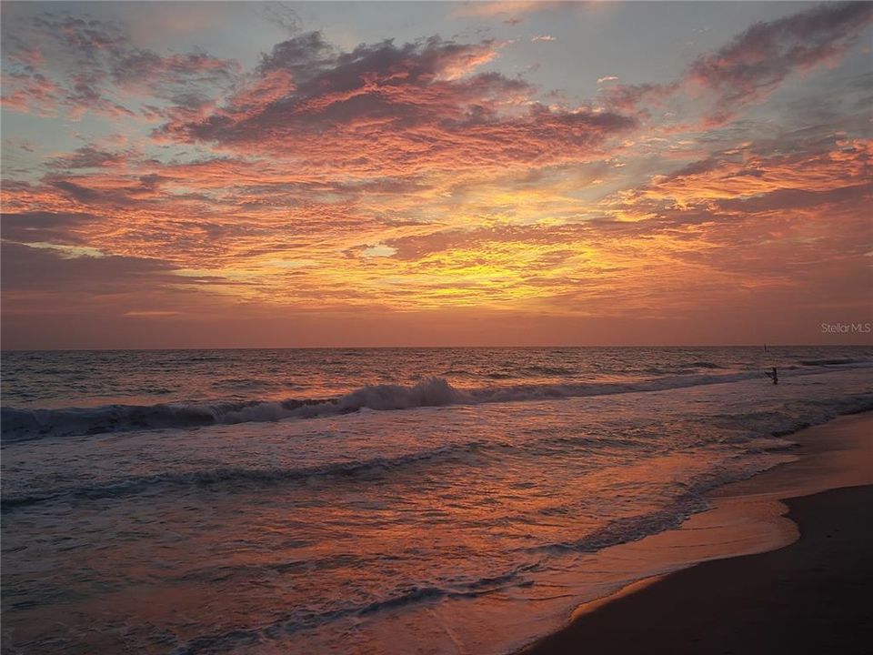 Active With Contract: $174,500 (2 beds, 2 baths, 916 Square Feet)