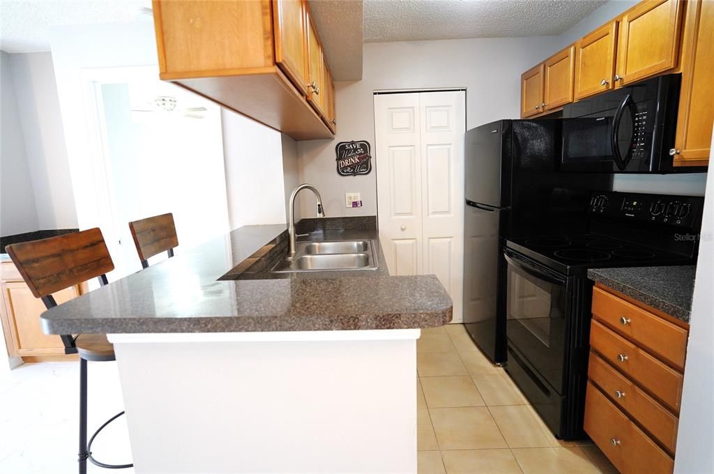 Active With Contract: $174,500 (2 beds, 2 baths, 916 Square Feet)