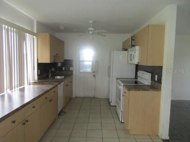 合同活跃: $140,000 (2 贝兹, 1 浴室, 888 平方英尺)