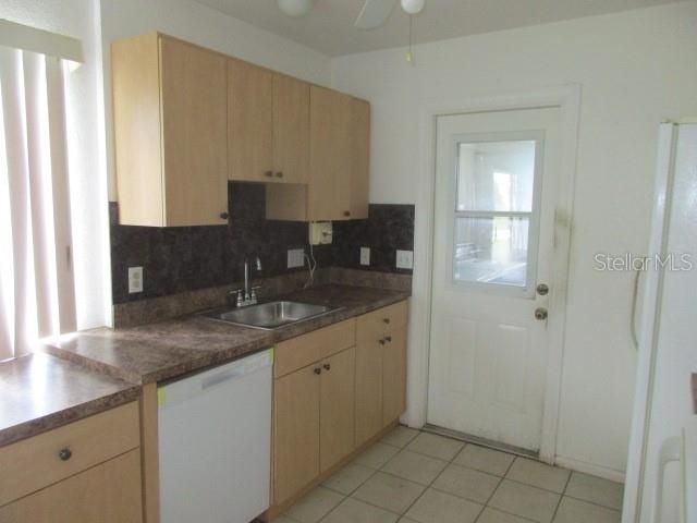 合同活跃: $140,000 (2 贝兹, 1 浴室, 888 平方英尺)