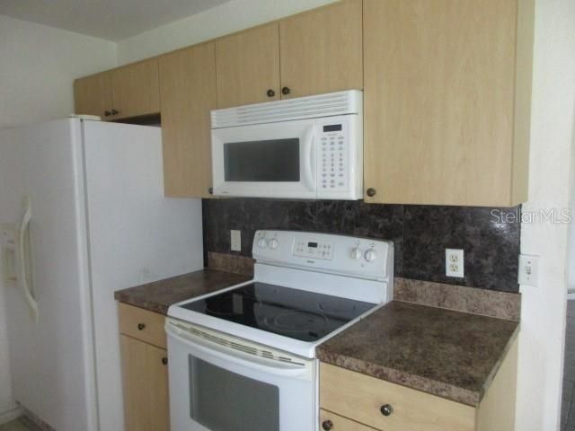 合同活跃: $140,000 (2 贝兹, 1 浴室, 888 平方英尺)