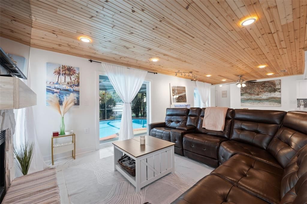 Под контрактом: $450,000 (3 спален, 2 ванн, 1320 Квадратных фут)