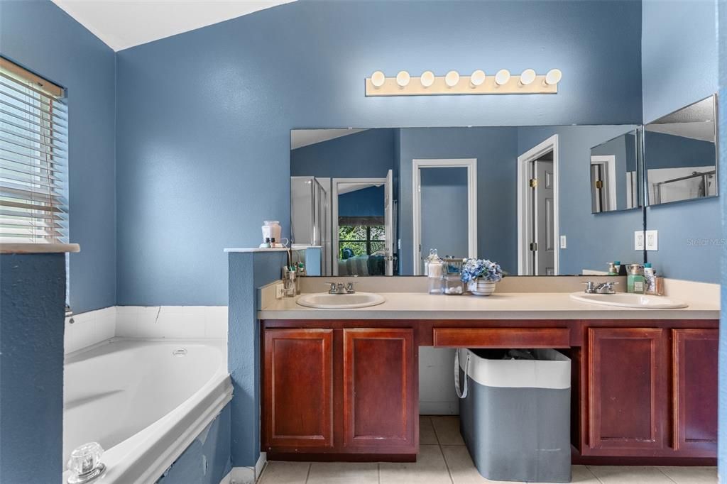 Под контрактом: $349,000 (3 спален, 2 ванн, 1798 Квадратных фут)