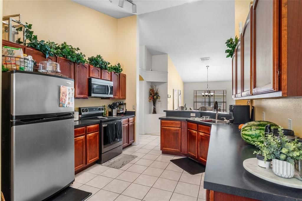 Под контрактом: $349,000 (3 спален, 2 ванн, 1798 Квадратных фут)