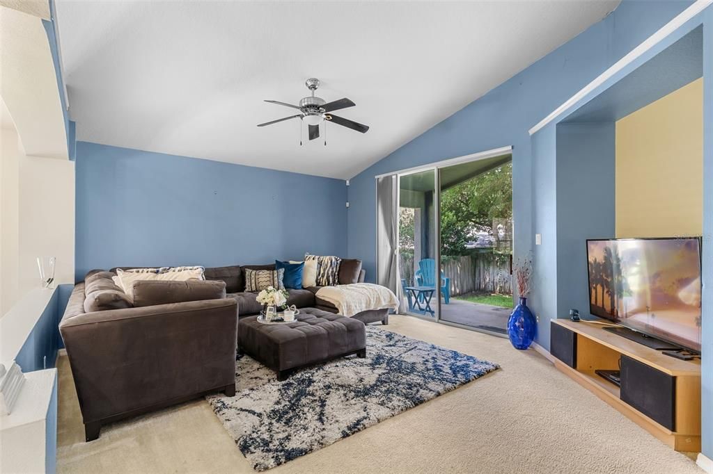 Под контрактом: $349,000 (3 спален, 2 ванн, 1798 Квадратных фут)