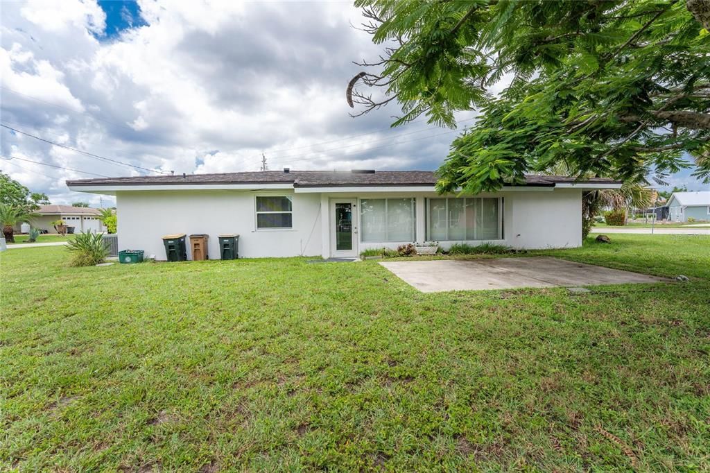 Под контрактом: $345,000 (3 спален, 2 ванн, 1336 Квадратных фут)