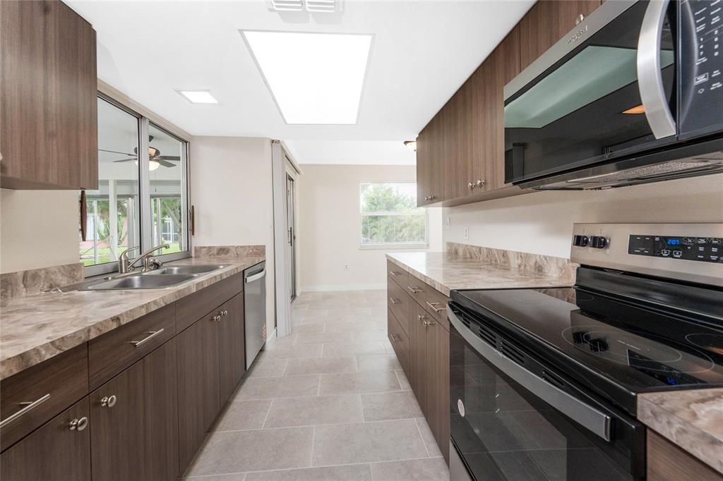 Под контрактом: $345,000 (3 спален, 2 ванн, 1336 Квадратных фут)