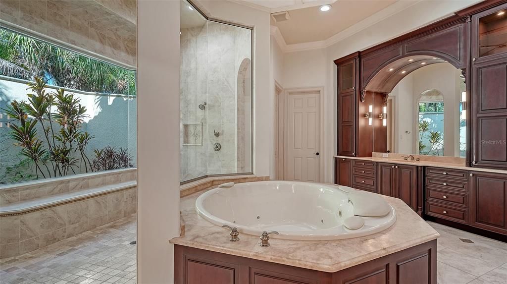 For Sale: $3,395,000 (4 beds, 4 baths, 6550 Square Feet)