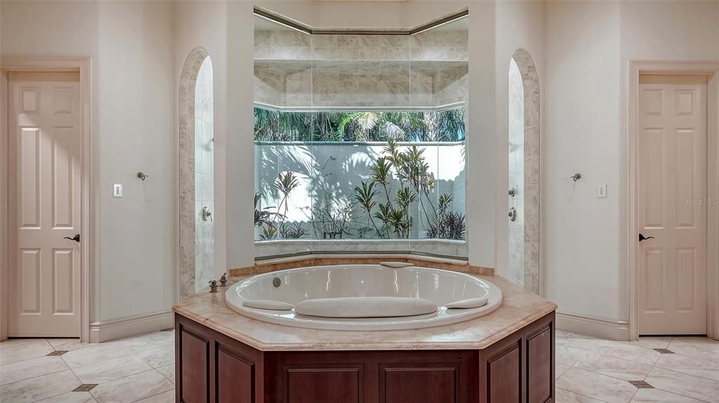 For Sale: $3,395,000 (4 beds, 4 baths, 6550 Square Feet)