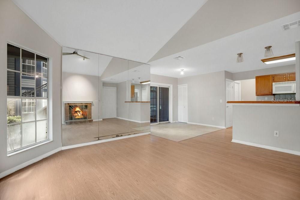 На продажу: $199,000 (2 спален, 2 ванн, 992 Квадратных фут)