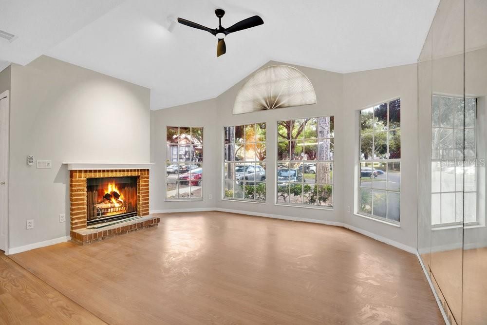 На продажу: $199,000 (2 спален, 2 ванн, 992 Квадратных фут)