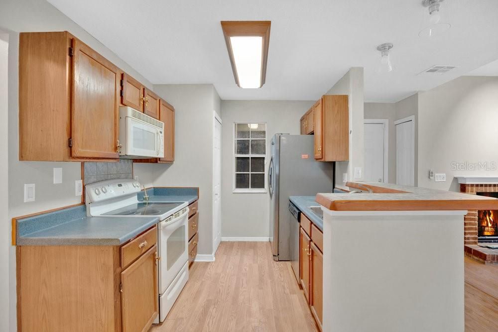 На продажу: $199,000 (2 спален, 2 ванн, 992 Квадратных фут)