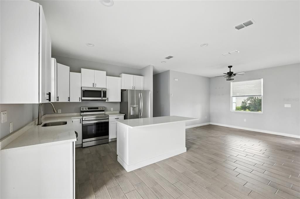 Activo con contrato: $243,000 (3 camas, 2 baños, 1305 Pies cuadrados)