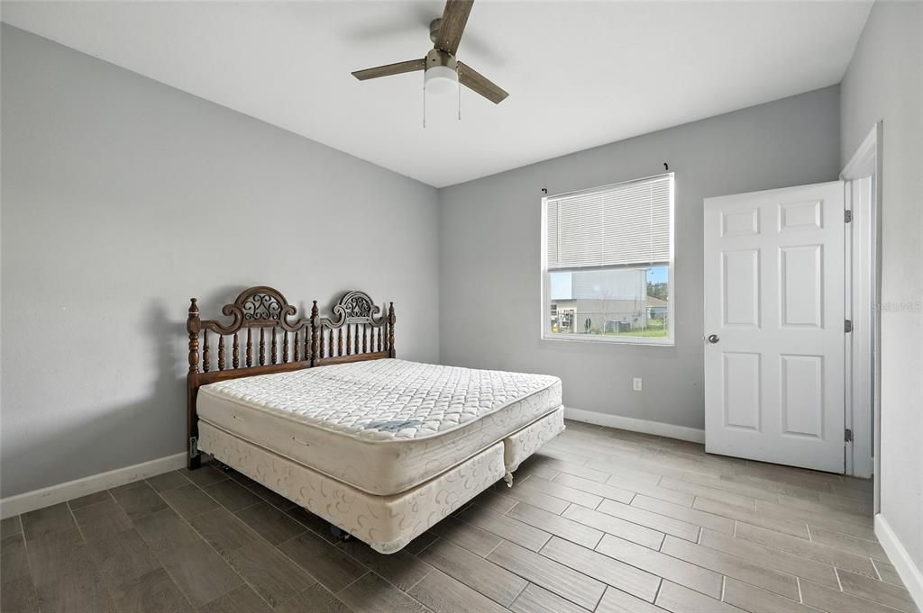 Activo con contrato: $243,000 (3 camas, 2 baños, 1305 Pies cuadrados)