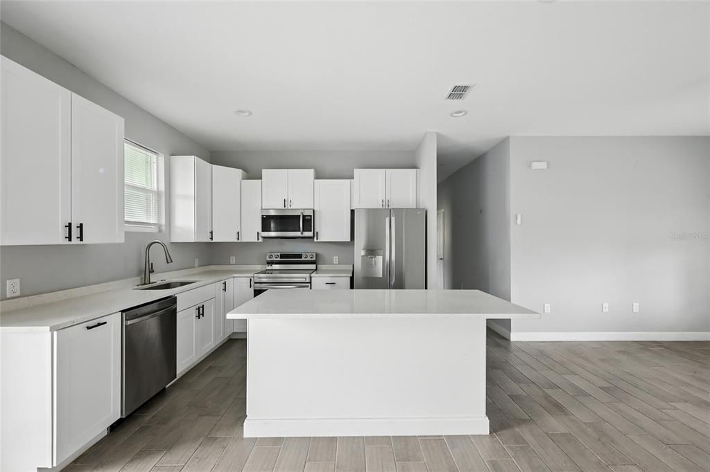 Activo con contrato: $243,000 (3 camas, 2 baños, 1305 Pies cuadrados)