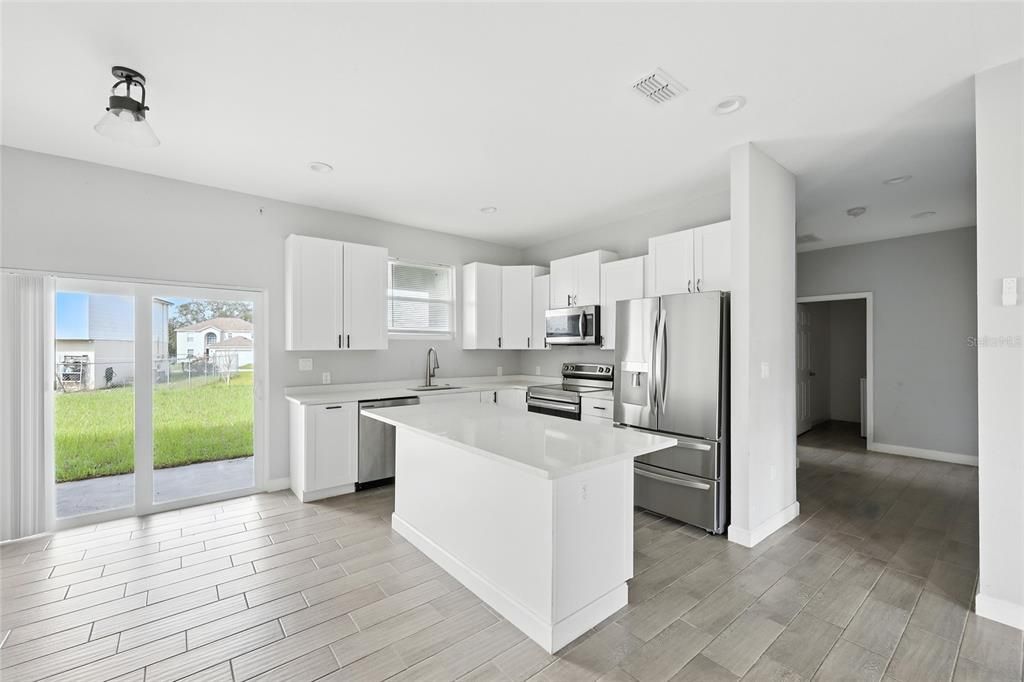 Activo con contrato: $243,000 (3 camas, 2 baños, 1305 Pies cuadrados)