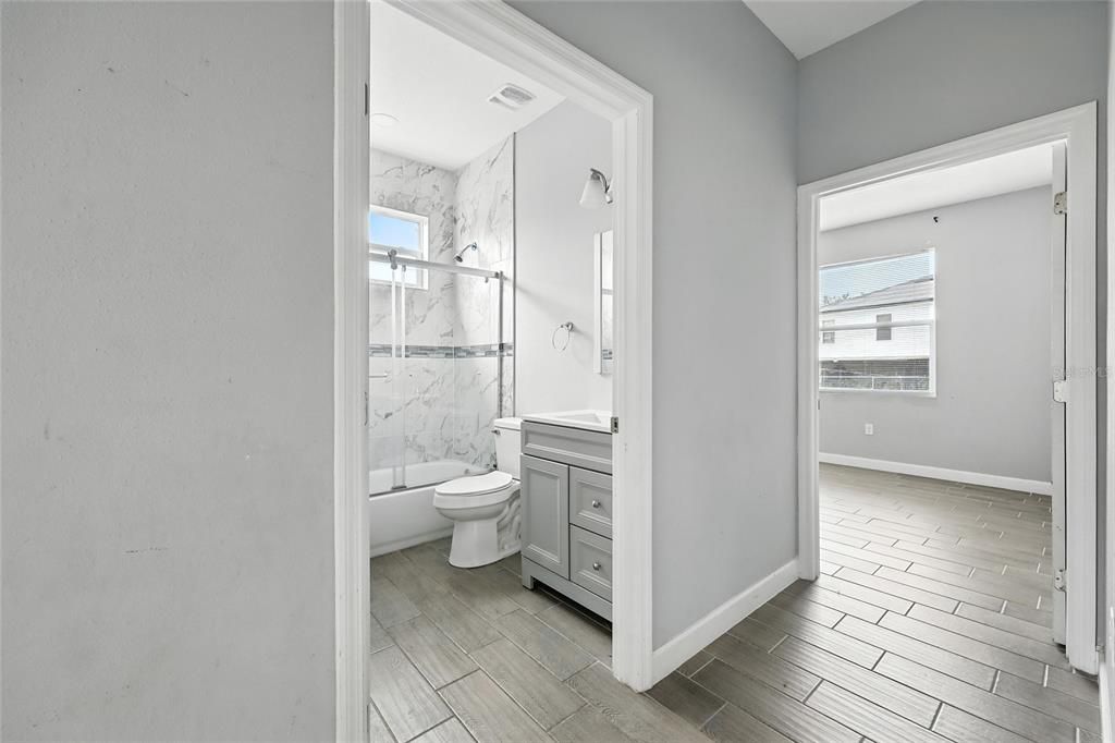 Activo con contrato: $243,000 (3 camas, 2 baños, 1305 Pies cuadrados)