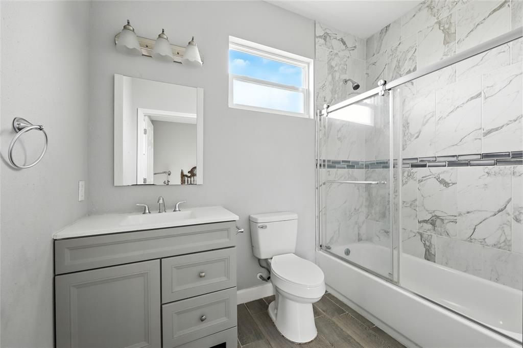 Activo con contrato: $243,000 (3 camas, 2 baños, 1305 Pies cuadrados)