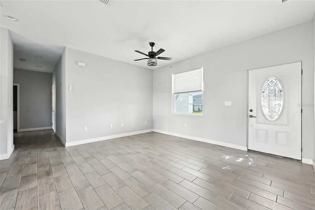 Activo con contrato: $243,000 (3 camas, 2 baños, 1305 Pies cuadrados)