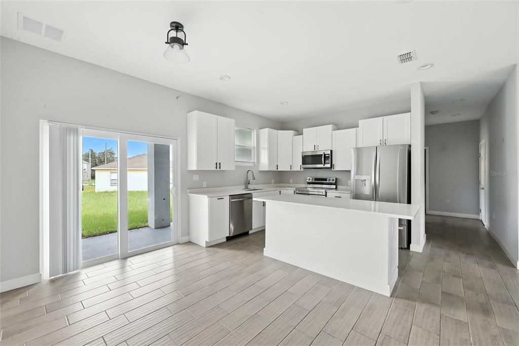 Activo con contrato: $243,000 (3 camas, 2 baños, 1305 Pies cuadrados)